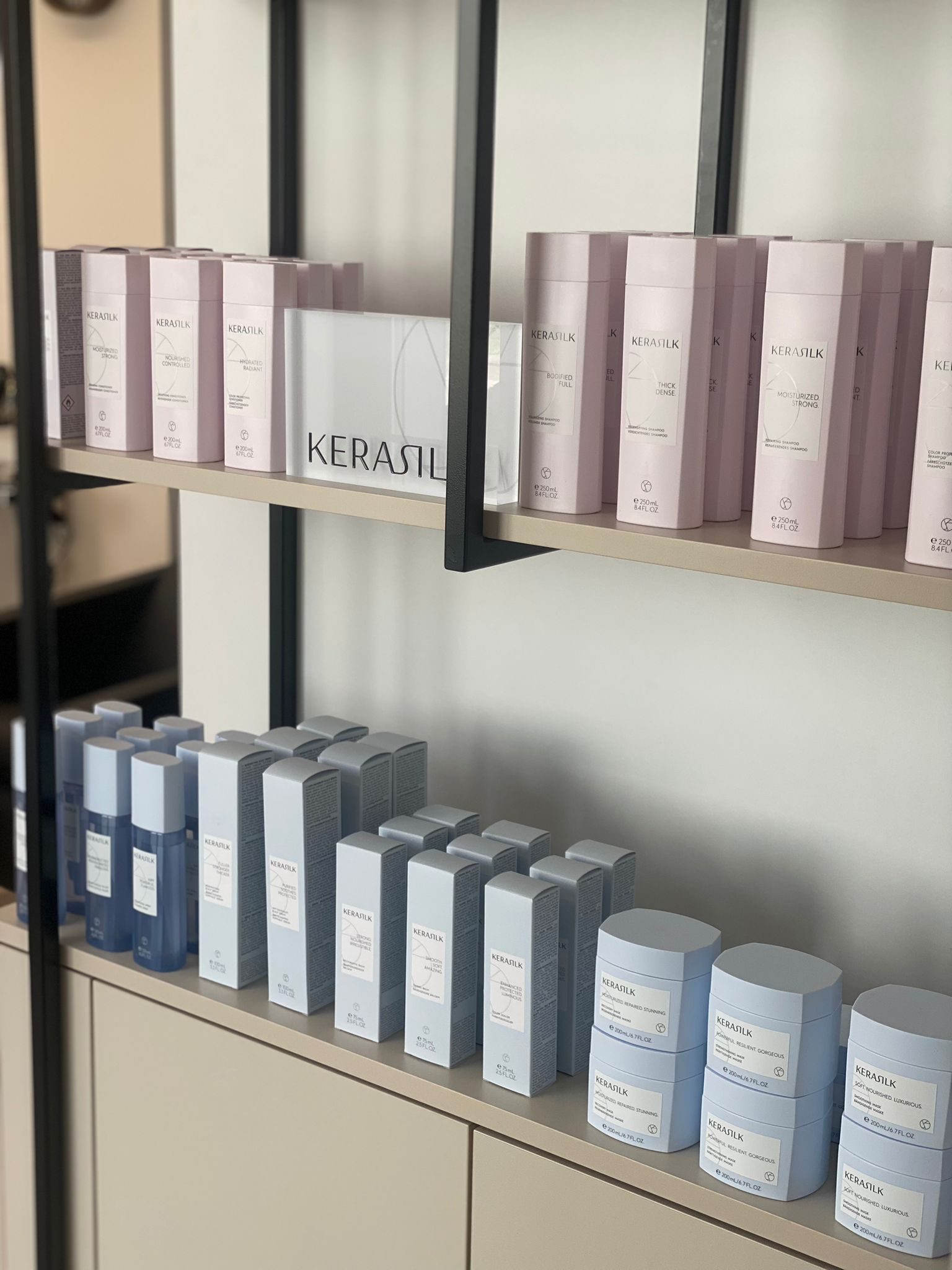 Pflegeprodukte im Regal von Viola Hairdesign